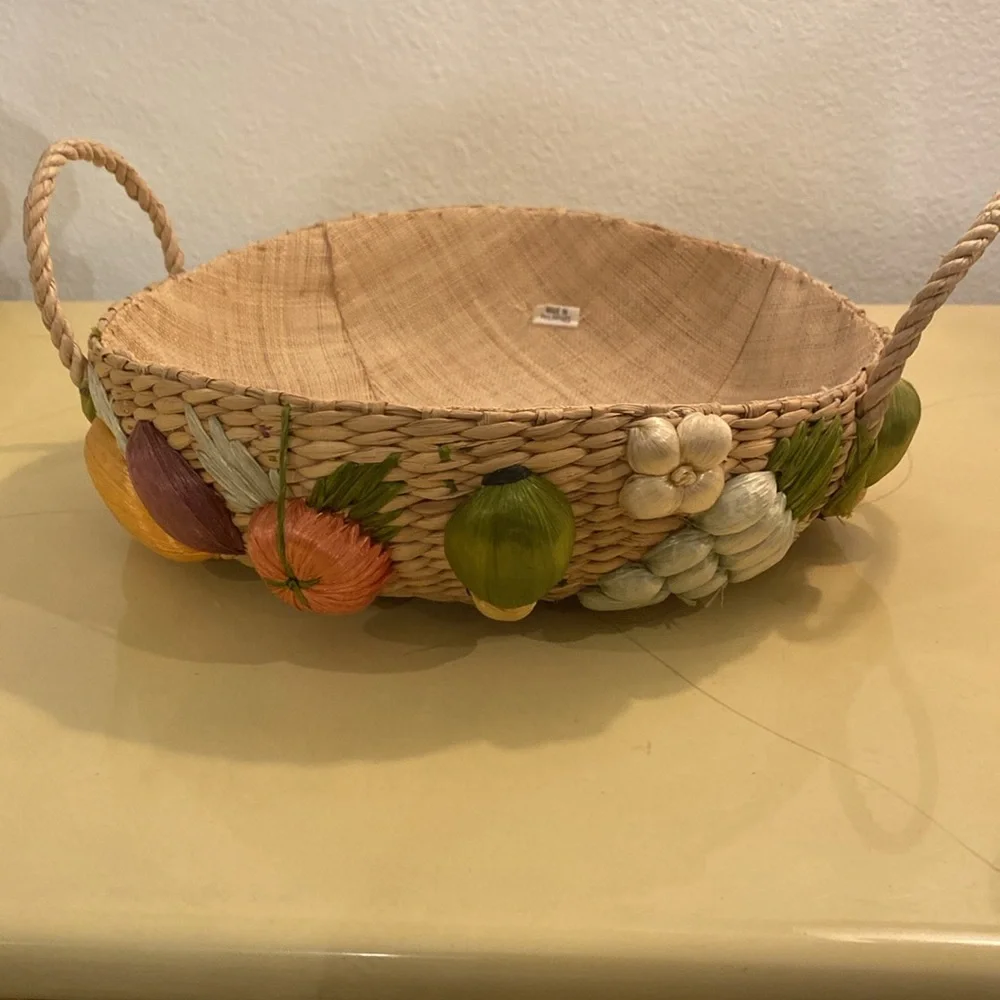Vintage Woven Raffia Straw Round Casserole Basket.‎  Handles.  Colorful Veggie
